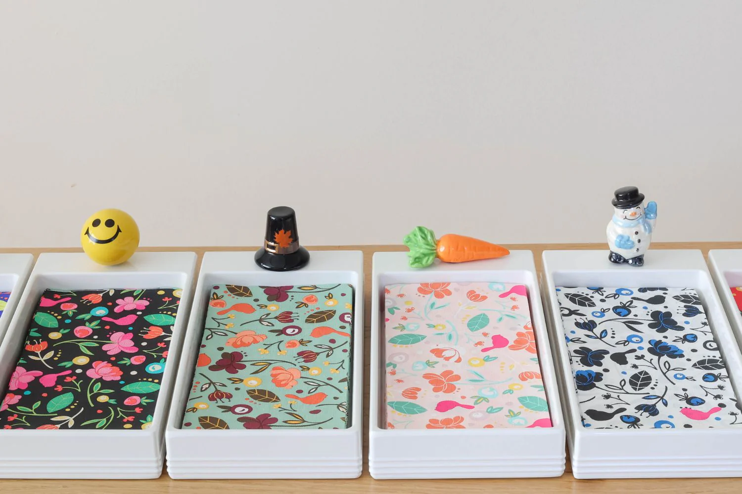 pinstripes melamine guest towel holder - Image 3